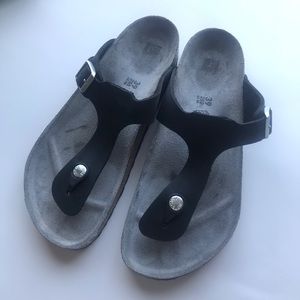 Size 9/ 39 Gizeh Toe Sandal Birkenstock’s